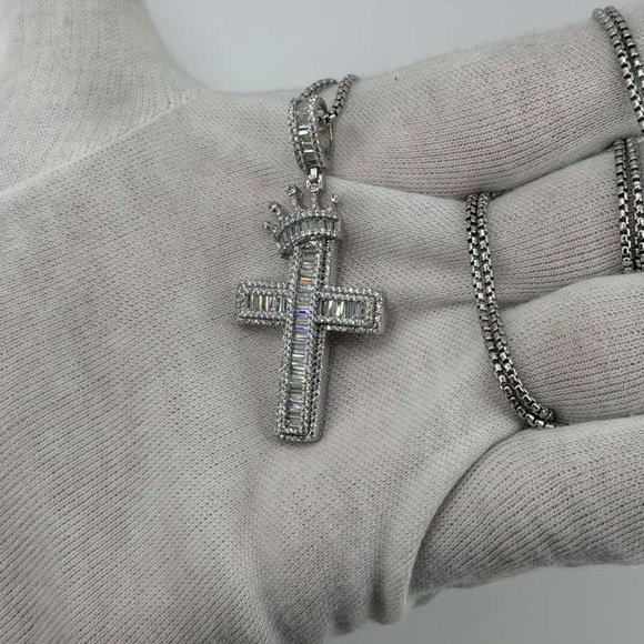 925 Sterling Silver White Gold Dipped Crown Cross Pendant CZ Iced Approx 10g - Picture 7 of 11